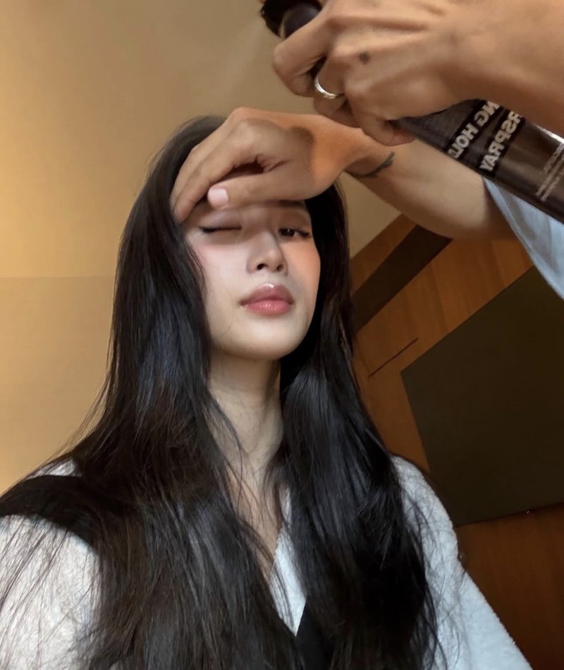 문가영, 메이크업 중 찰칵…막 찍어도 예쁘네