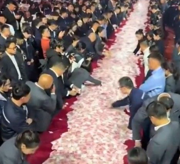 520억 벌어 370억 성과급 준 