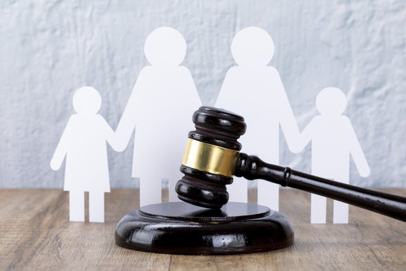 자택 침실 바닥에서 발견된 알몸 시