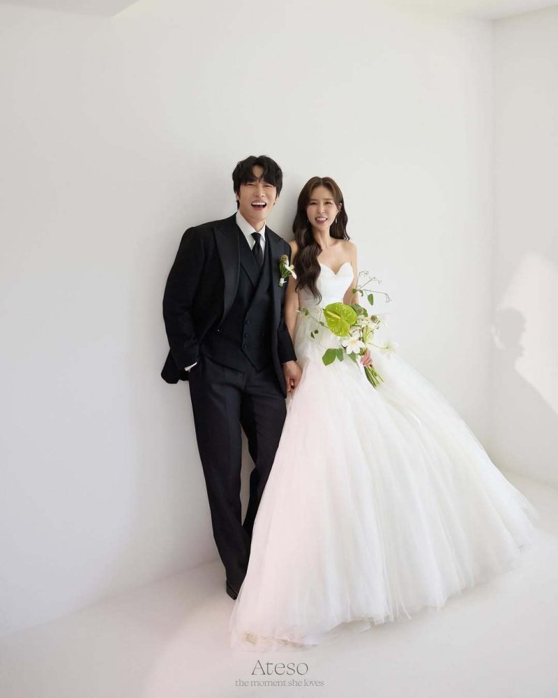 '5월 결혼' 신지♥문원, 웨딩 화보 공개…애정 가득한 미소