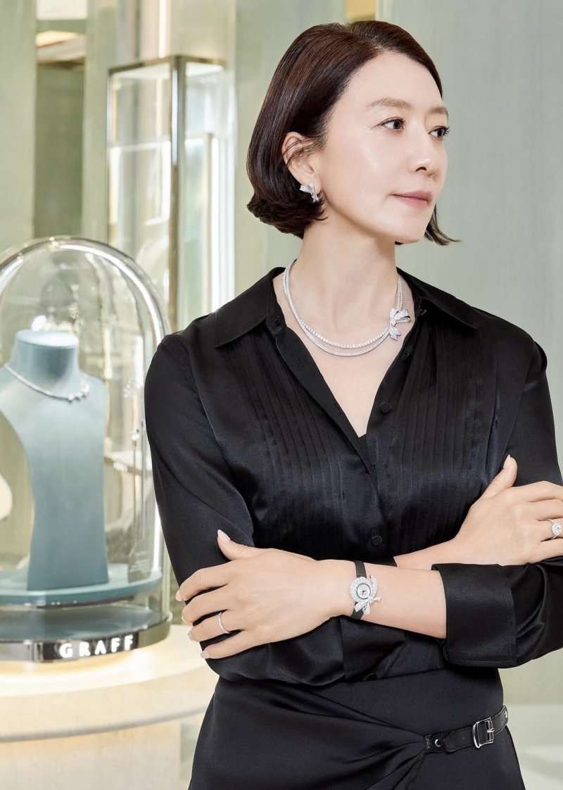 59세 김희애, 블랙 원피스 소화…단발로 싹둑