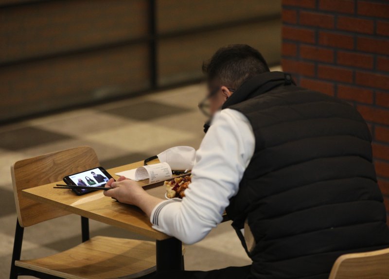 한국에서 혼밥 거절당한 CNN 기자