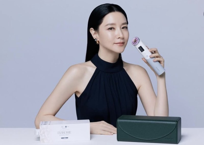 55세 이영애, 결점없는 피부…완벽 미모 과시