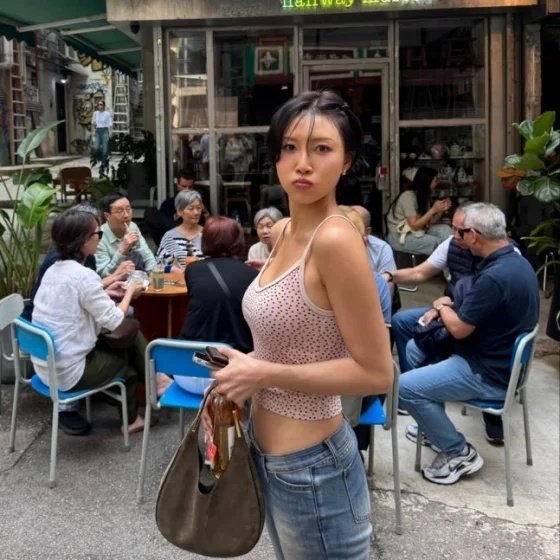 화사, 홍콩서 포착된 장난기…입술 내민 '꾸러기 표정'