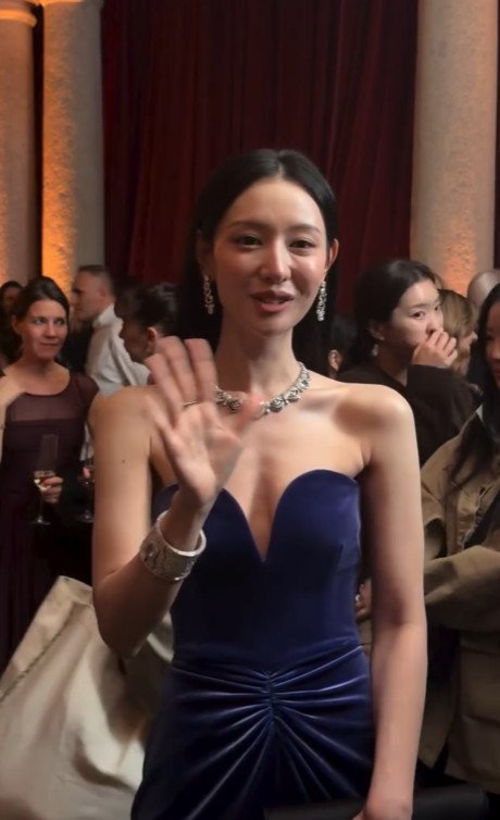 김지원, 파격 노출 드레스 속 앙상한 '뼈말라 몸매'…팬들 건강 걱정도