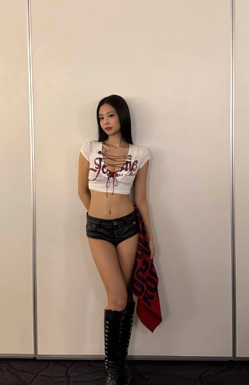 '비키니 급 노출 패션' 제니, 홍콩 홀렸다…섹시 카리스마