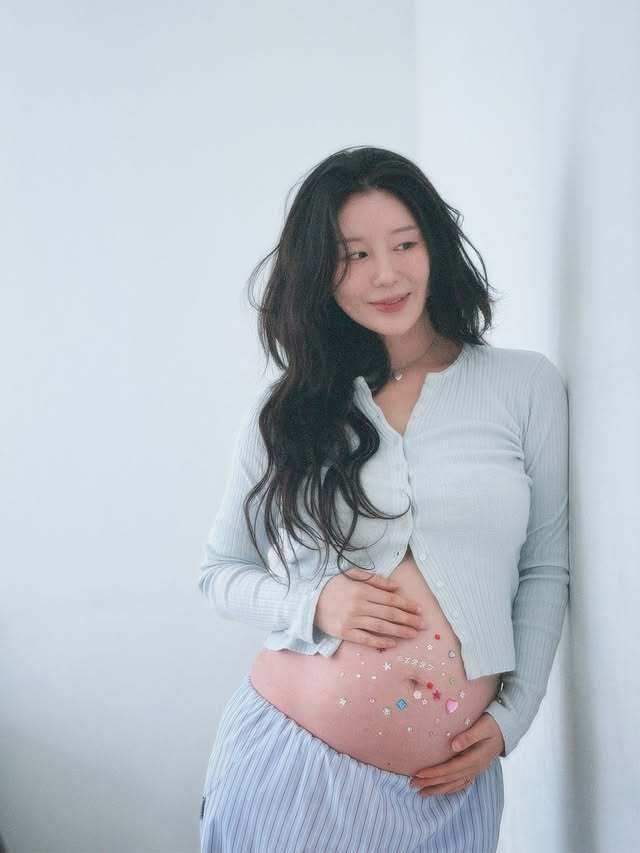 나비, 만삭 D라인 공개…둘째 출산 앞두고 남편과 화보 