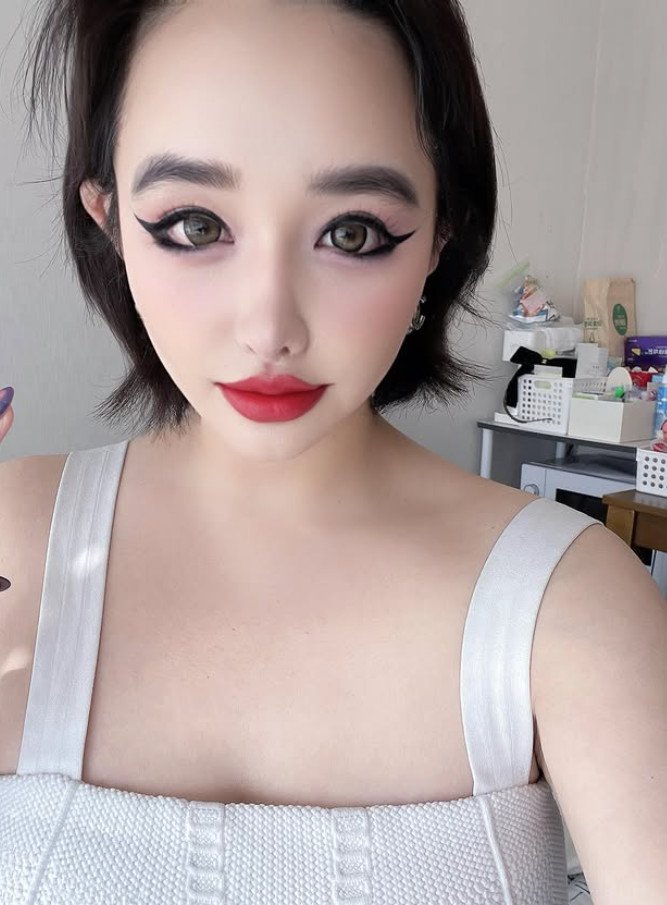 박봄, 생일 맞이 셀카 공개…강렬한 레드립 메이크업