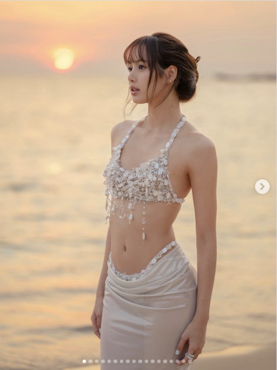 리사, 해변서 진주로 만든 비키니 입고 뽐낸 완벽한 슬렌더