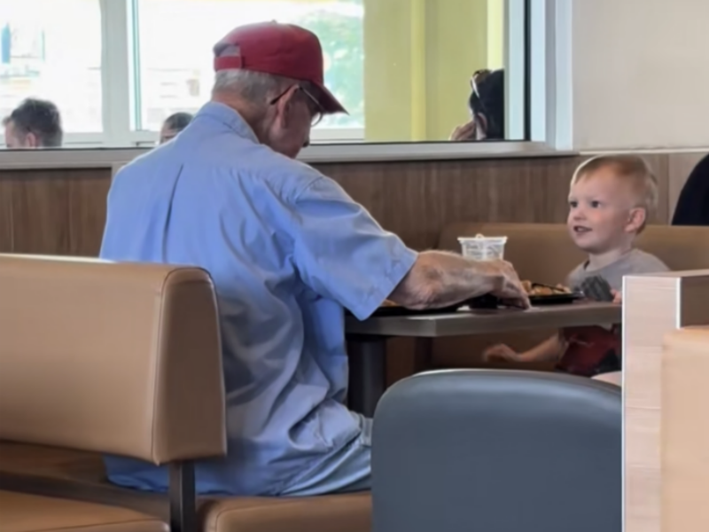 식당서 혼자 밥 먹는 할아버지에게 