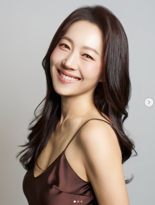 엄지인 아나운서 맞아? 파격 슬립 입은 고혹적 프로필