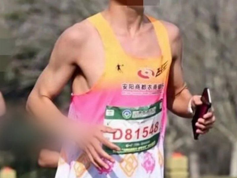 女 하프마라톤 남자가 뛰어 우승했는