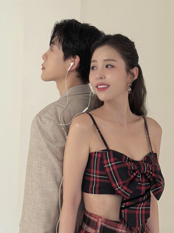 '5월 결혼' 신지, 과감 민소매 노출 의상…♥문원과 달달 화보 [N샷]