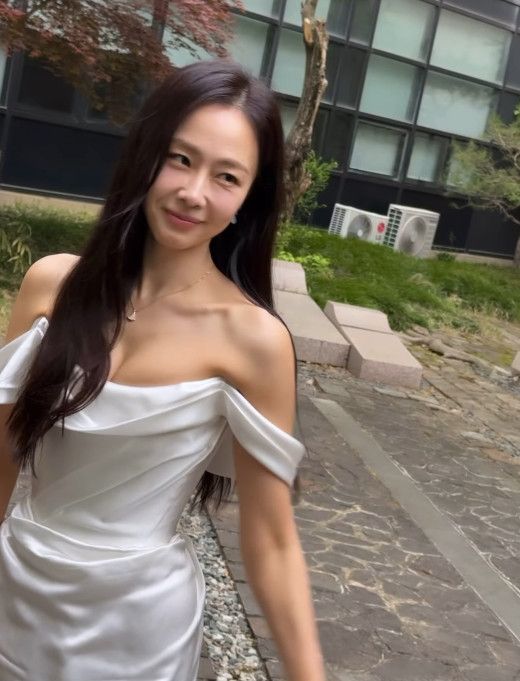 홍수현, 오프숄더 드레스 자태…글래머 몸매 자랑