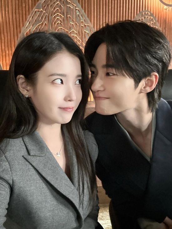 아이유, 변우석과 초밀착 투샷 공개