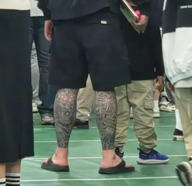 어린이날 행사장에 온몸 문신 드러내