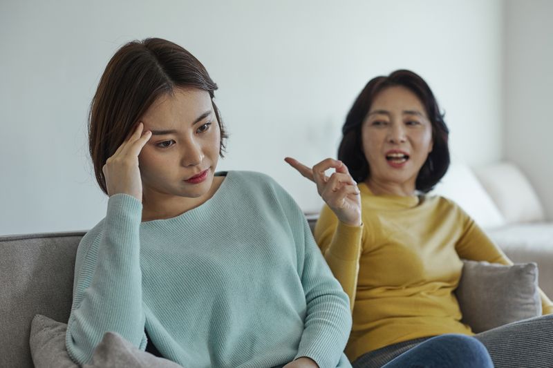 성인된 딸에게 동거 계약서 들이 민
