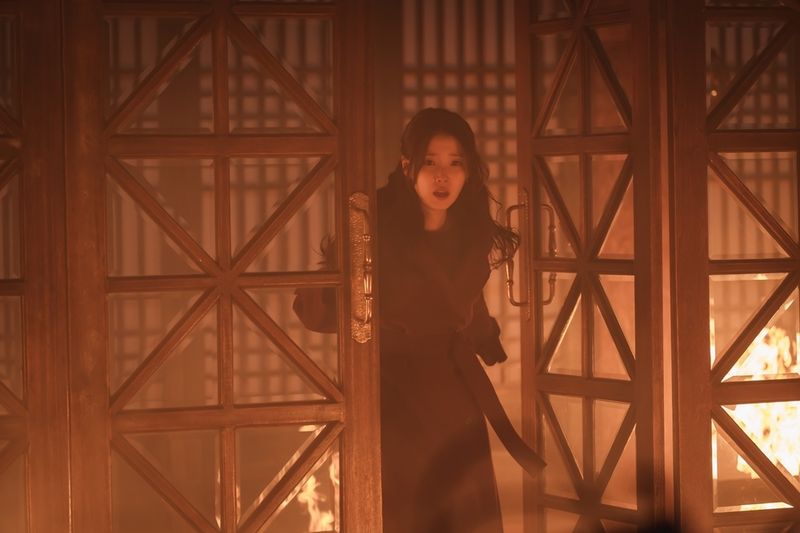 '21세기 대군부인' 아이유, 변우