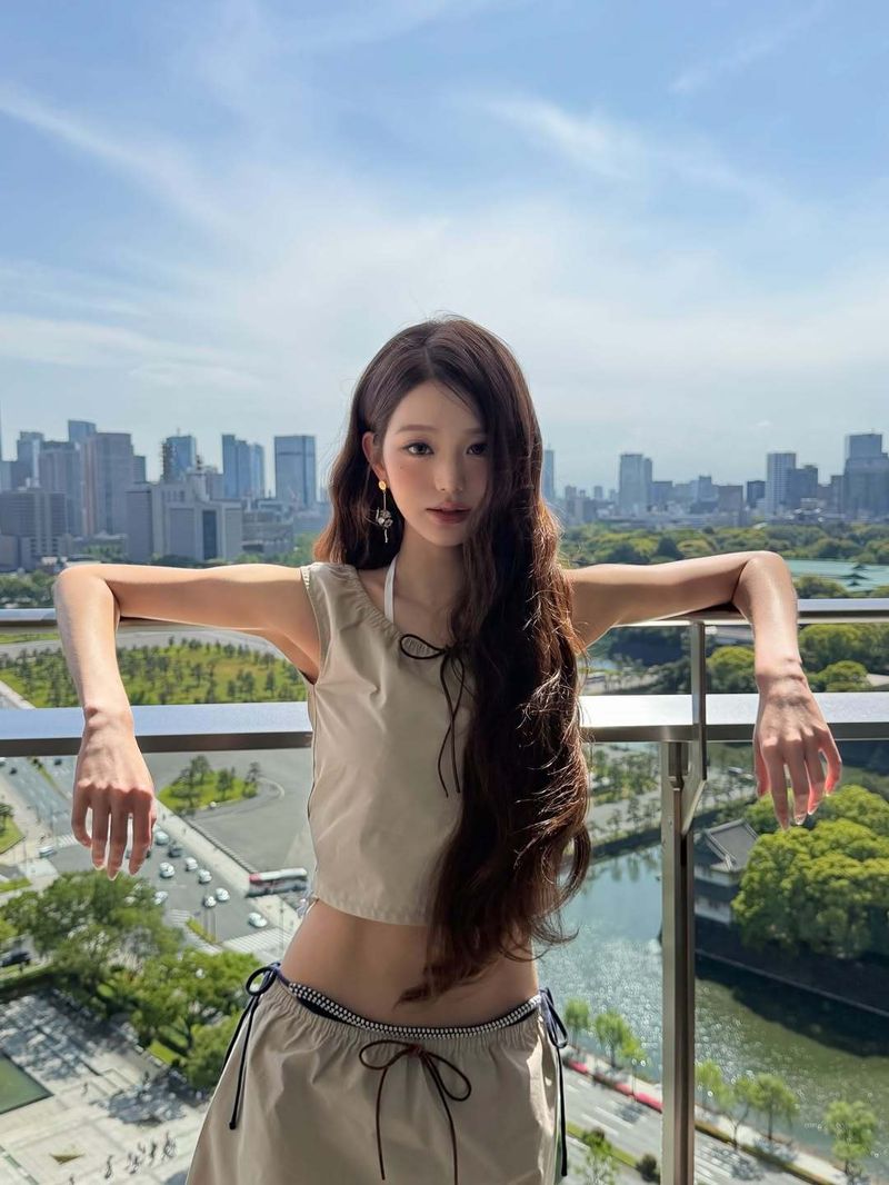 장원영, 속옷 드러낸 새깅 패션…독보적 늘씬 몸매