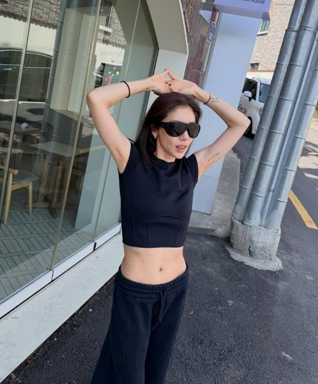 43세 안 믿기는 몸매.. 손담비, 11자 복근 자랑