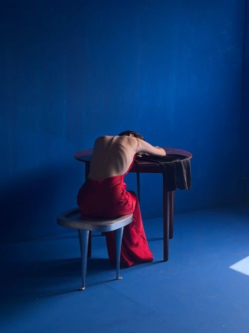 '1일 1식' 장재인, 등 파진 붉