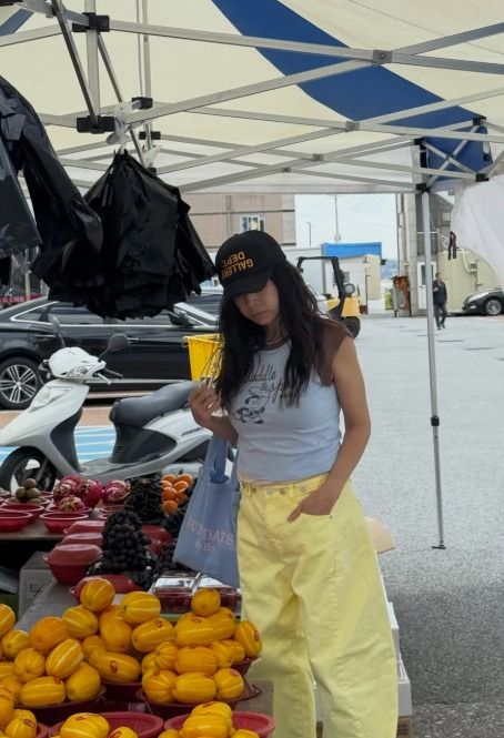 황신헤, 여전한 패션 센스에 늘씬·볼륨 몸매까지…63세 맞아? 