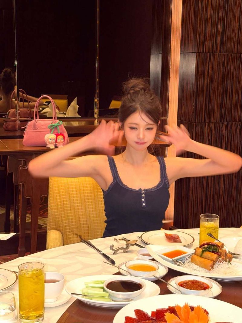 장원영, 민소매 입고 늘씬 몸매 자랑…'먹방' 삼매경