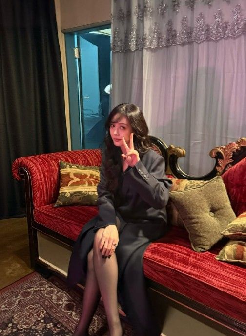 성유리, 블랙 코트 입고 고혹미 뽐내