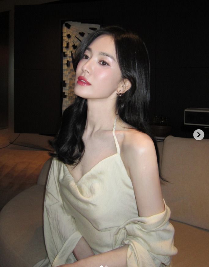 송혜교, 어깨 드러내는 원피스 입고 뽐낸 섹시미