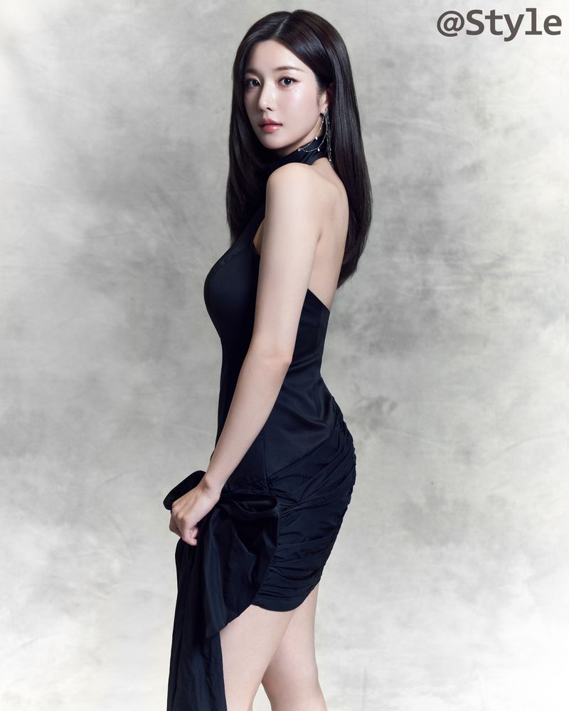 권은비, 검은 드레스를 입고 '시크+우아' 매력 발산