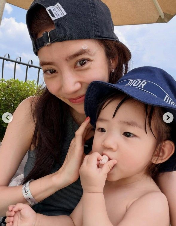 손담비, 출산 후에도 군살 없는 몸매…딸 명품 룩 입고 수영장 나들이