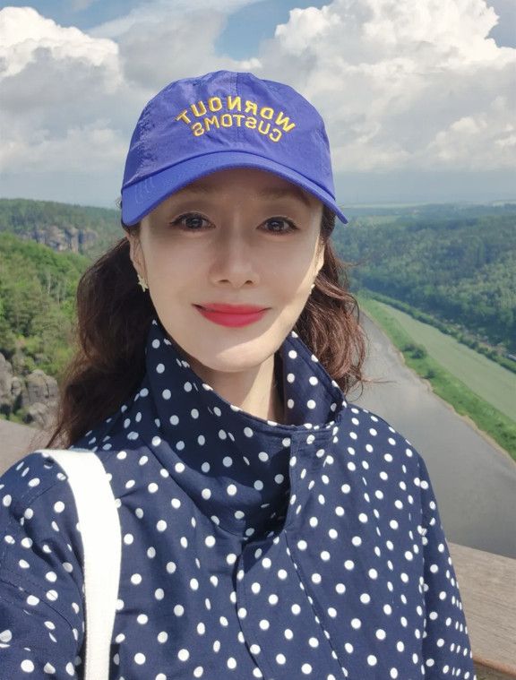 김지수, 53세 믿기지 않는 동안 미모…프라하 밝히는 비주얼