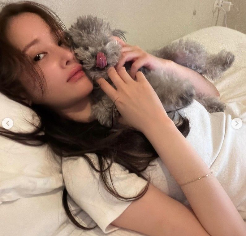 전종서, 침대 위 나른한 셀카 공개…반려견과 볼 맞댄채 미소
