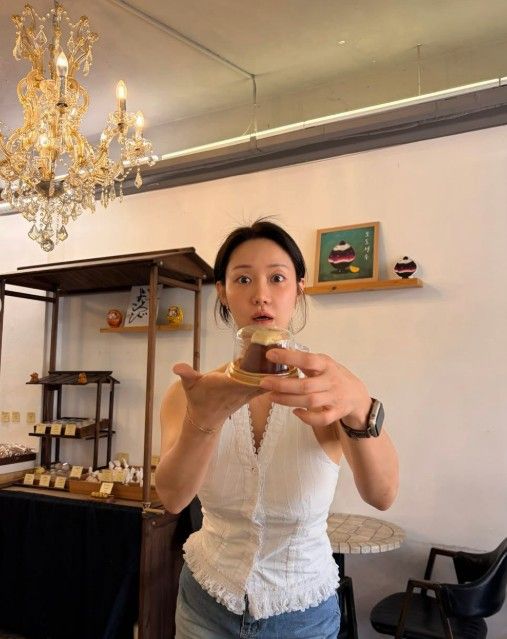 34세 싱글맘 한그루, 여유로운 일상…백리스 톱 입고 카페에