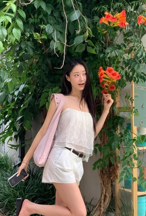 경리, 화이트룩 입고 능소화 아래 한 컷…36세 동안 미모