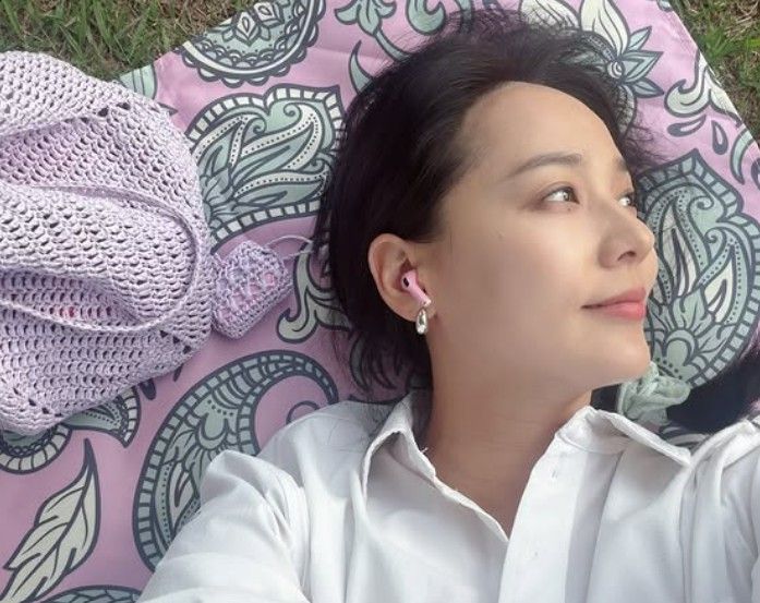 45세 유진, 잔디밭 위 여유로운 일상…청순 미모 여전