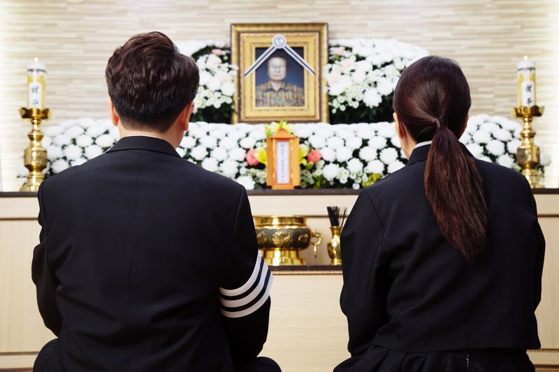 유산 독차지한 장남, 모친 장례식서