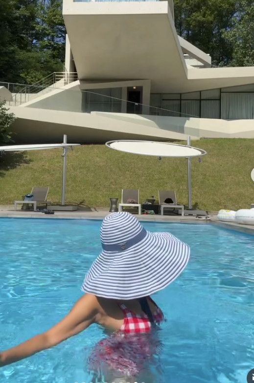 황신혜, 63세에도 과감 수영복 자태…글래머 몸매 눈길