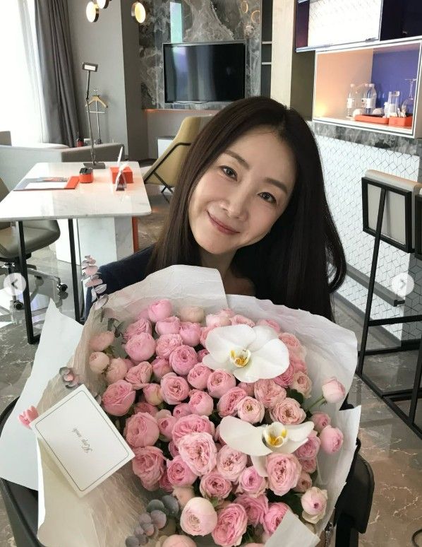 51세 최지우, 장미 꽃다발 들고 활짝…여전한 미모 눈길
