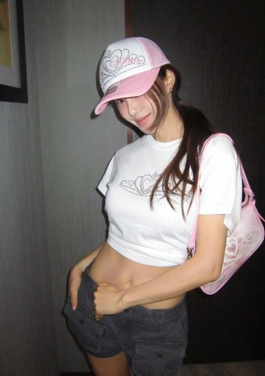 효민, 결혼 후에도 현역 아이돌 같네…선명한 11자 복근