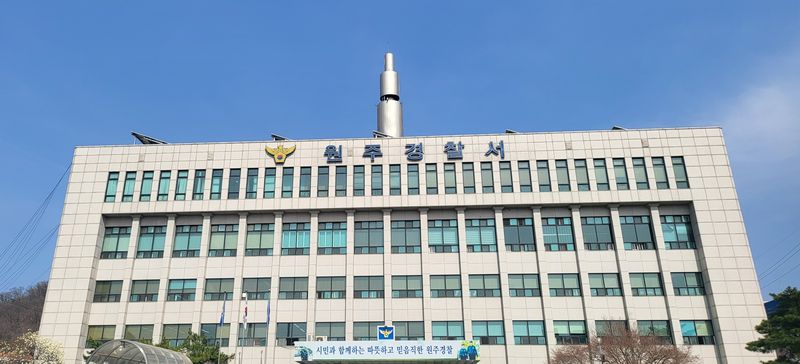 진한 분장에 염색한 머리…여고에 들