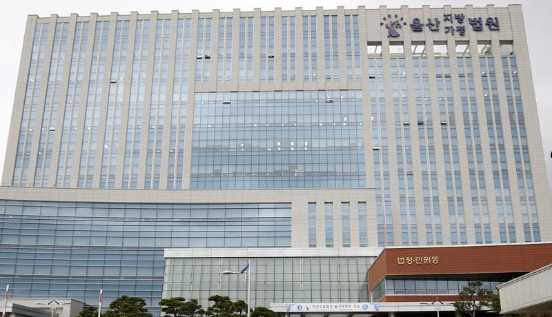 침 뱉는 고교생 지적하다 멱살 잡은