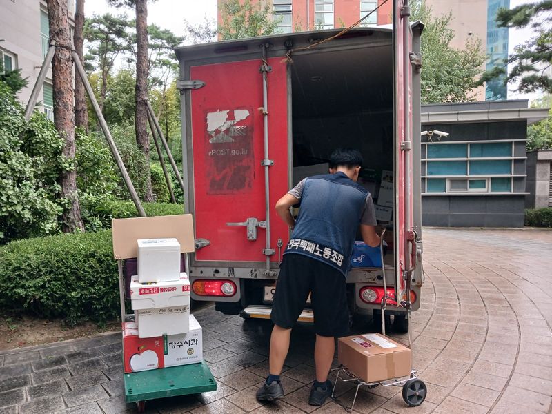 정문에 차 세우고 손수레로…배달기사
