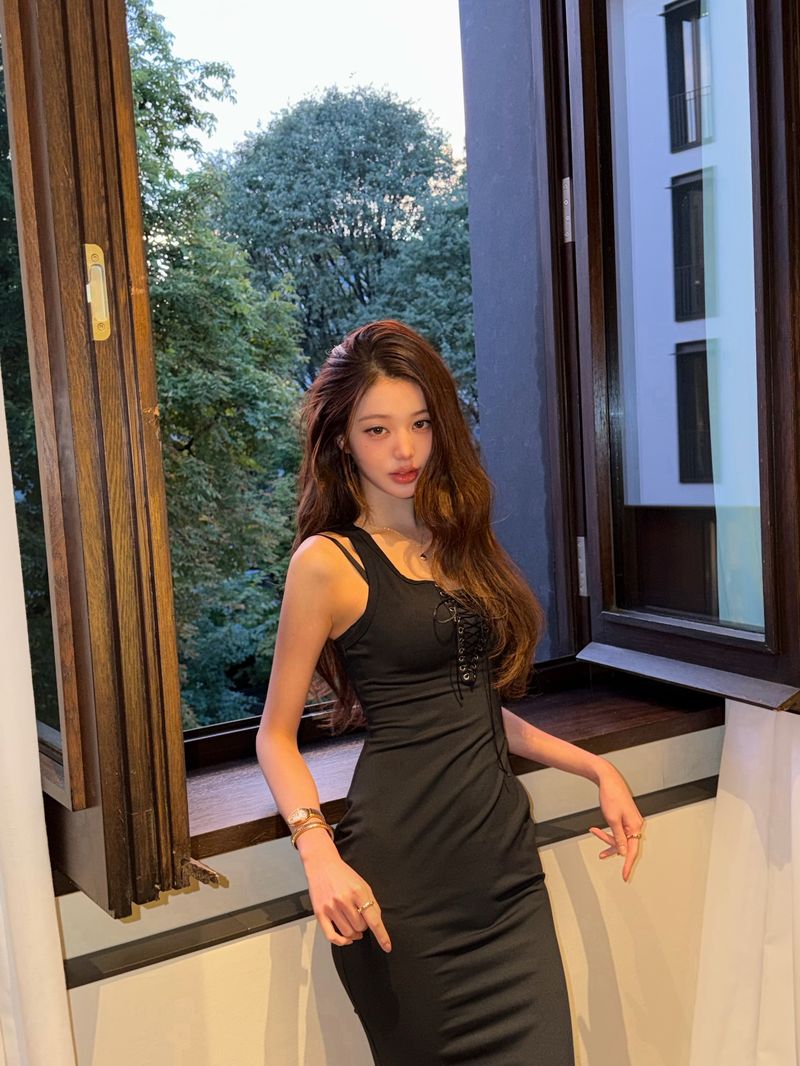 장원영, 밀착 원피스로 뽐낸 핫걸 분위기…매혹적 미모