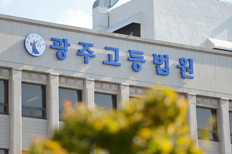 주차장서 아내 내연남 살해 40대,