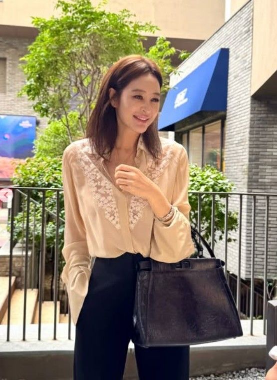 56세 김혜수, 셔츠 하나 입었을 뿐인데…남다른 고급미