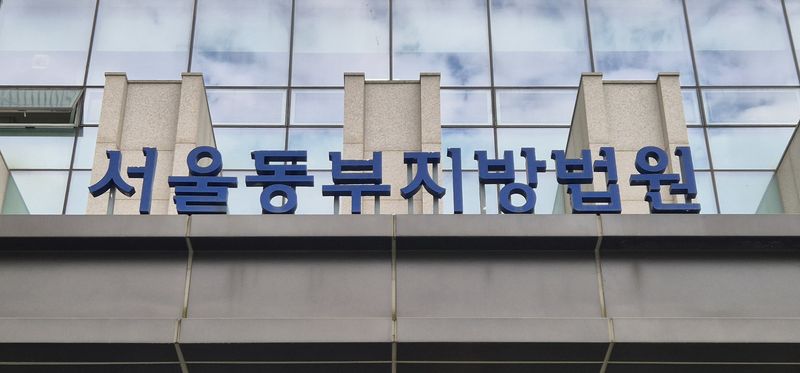 여자친구 집 화장실에 몰래 숨어 있