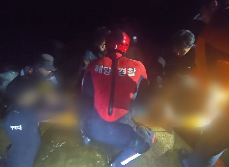 해산물 채취 나간 여성, 테트라포드