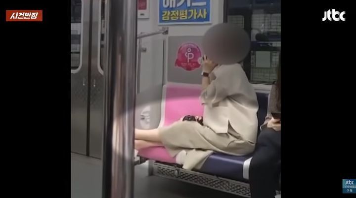지하철서 임산부 배려석까지 다리 쭉