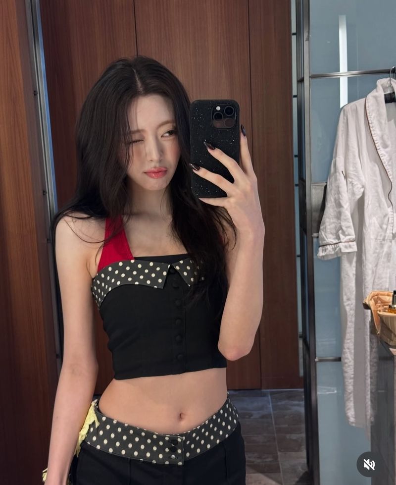 있지 유나, 인형 아니야?…과감한 